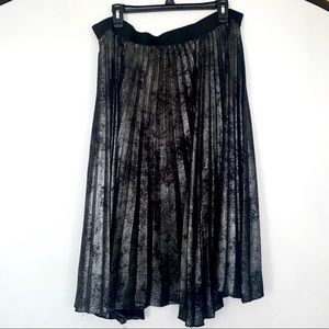 Simply Vera by Vera Wang elastic waist accordion skirt. XL. Used good condition.